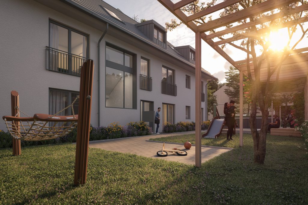 Helle Gartenansicht mit Spielbereich, Hausfassade und Abendsonne.