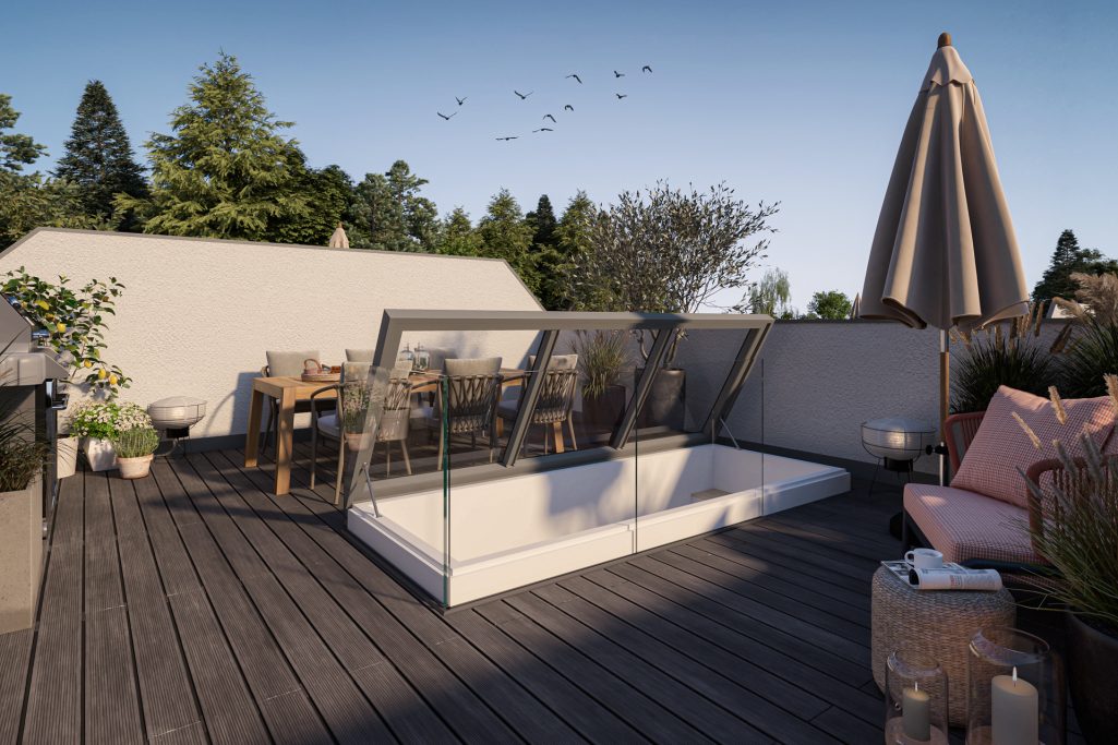 Moderne Dachterrasse mit Glasgeländer, Essbereich und Sonnenschirm, umgeben von Pflanzen.