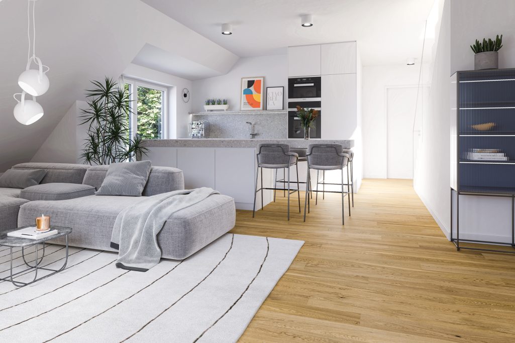 Helles, modernes Wohnzimmer mit offener Küche, grauem Sofa und Holzfußboden.
